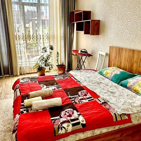 Central Apartment Bishkek Esterno foto